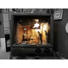 Φάτνη σε Vintage Κουτί Τηλεόρασης 33x32cm Φωτιζόμενη